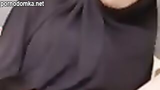 Мусульманка в платке мастурбирует перед камерой