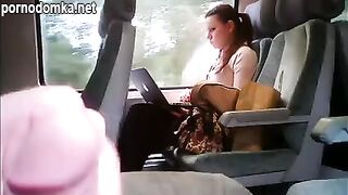 Дрочит член на девушке с ноутбуком в автобусе