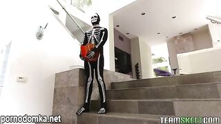 Дикие шалавы с Хэллоуина трахаются на грязном полу