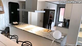 Домашняя самка трахает себя овощем на кухне